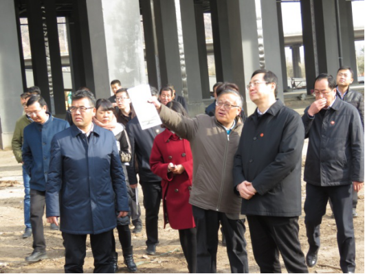 省委常委、西寧市委書記王曉在青海省物產(chǎn)集團總公司黨委書記、總經(jīng)理王玉輝陪同下，深入青海物產(chǎn)朝陽物流園區(qū)。