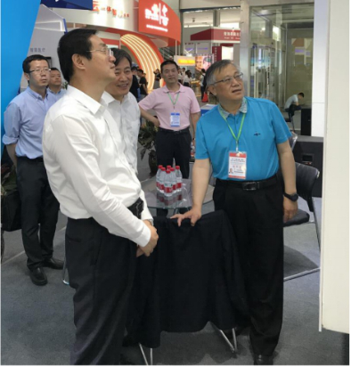 省委常委、西寧市委書記王曉蒞臨第十九屆青洽會青海物產(chǎn)展位參觀