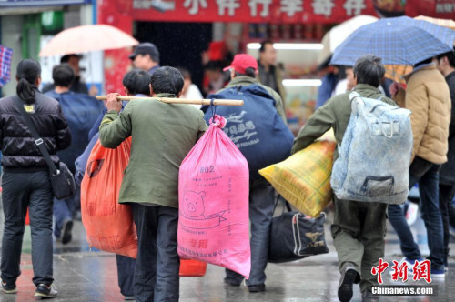 聚焦春節(jié)“恐歸族”：近鄉(xiāng)情怯，恐懼何來(lái)？(圖)